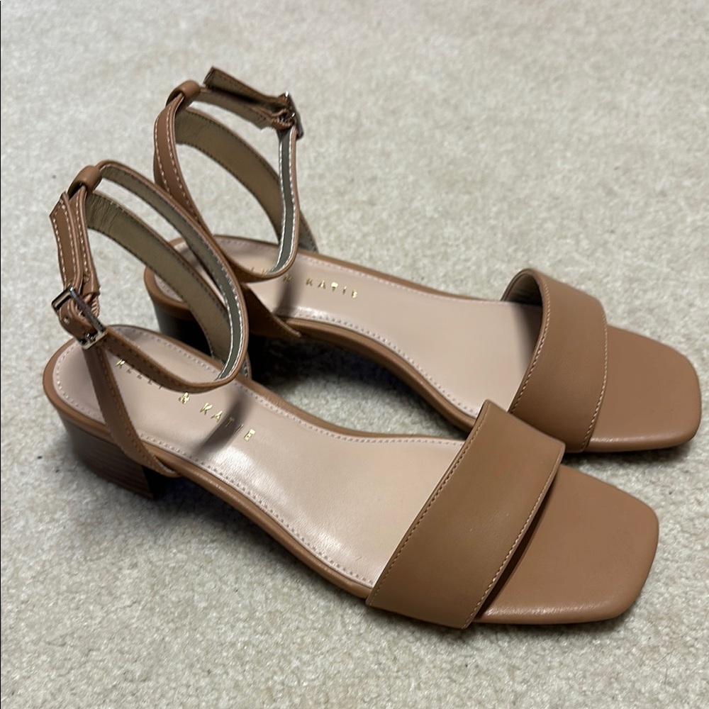 Kelly & Kate Tan Sandals 8